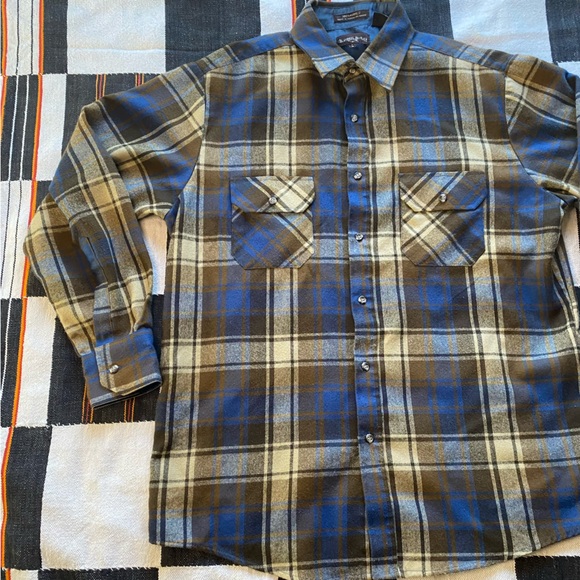 Vintage Northwest Territory Flannel Plaid Button up shirt. Size Large. Acrylic. - Picture 10 of 15